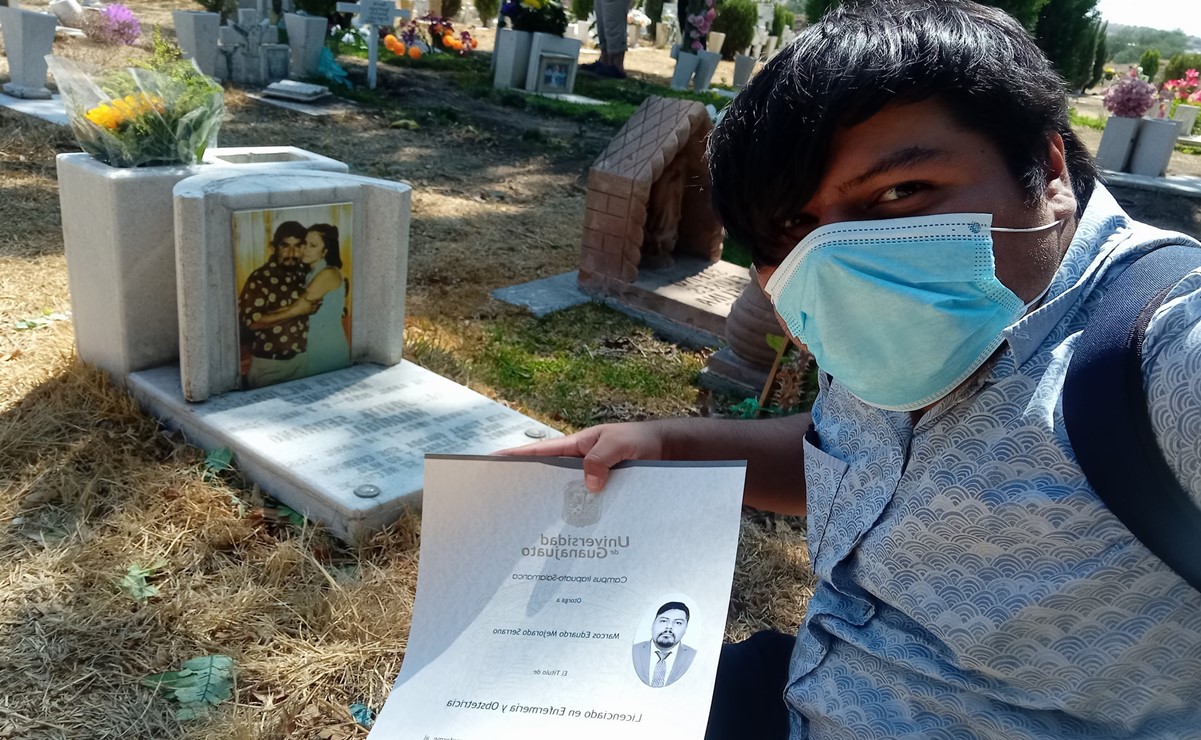 El enfermero que cumplió su promesa y llevó su título universitario a la tumba de sus padres