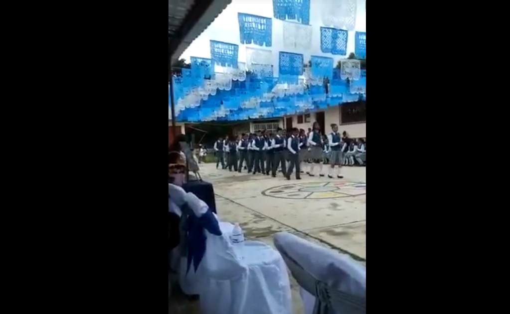 Primaria de Michoacán cambia vals de graduación por cumbia