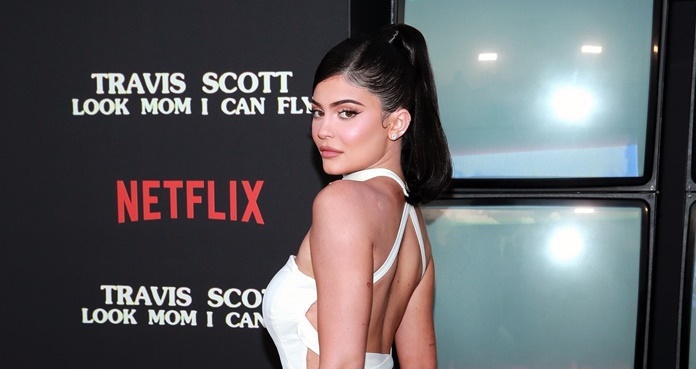 Kylie Jenner luce figura 'curvy' con ajustado catsuit 'animal print' 