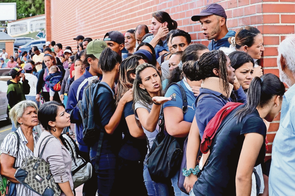 Largas filas. Entre crisis y desesperanza