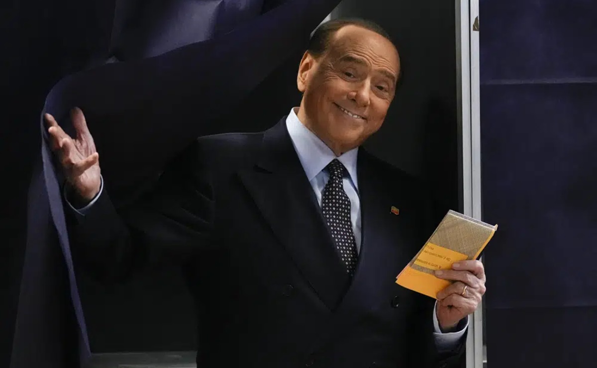Berlusconi reaparece tras hospitalización; "estoy listo para retomar la batalla", afirma