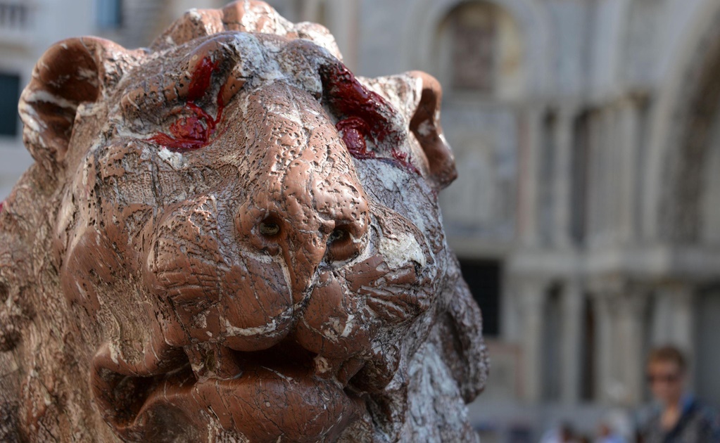 Jóvenes vandalizan emblemática estatua en Venecia