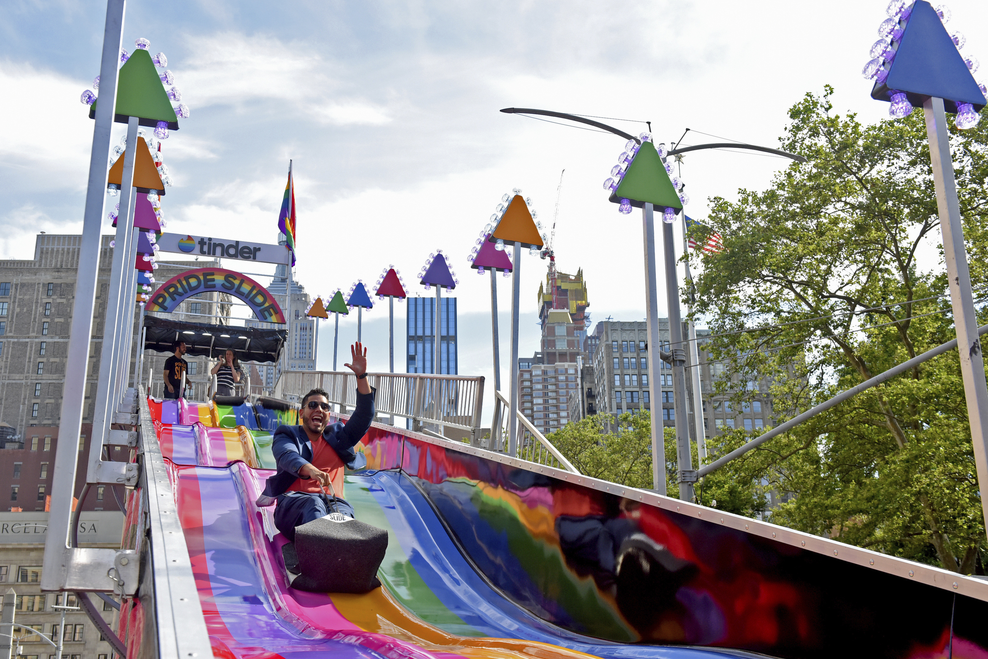 Rascacielos de Nueva York se iluminan por el Orgullo LGTBI