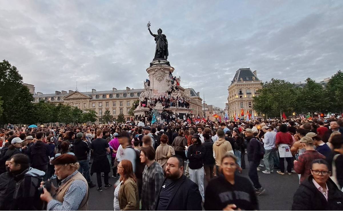 Miles de personas celebran en la Plaza de la República la derrota de la ultraderecha francesa