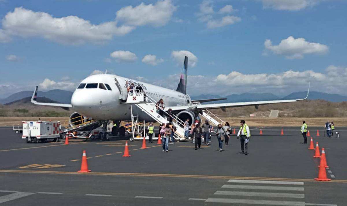 Reactivan ruta aérea internacional que va de Chicago a Huatulco, Oaxaca