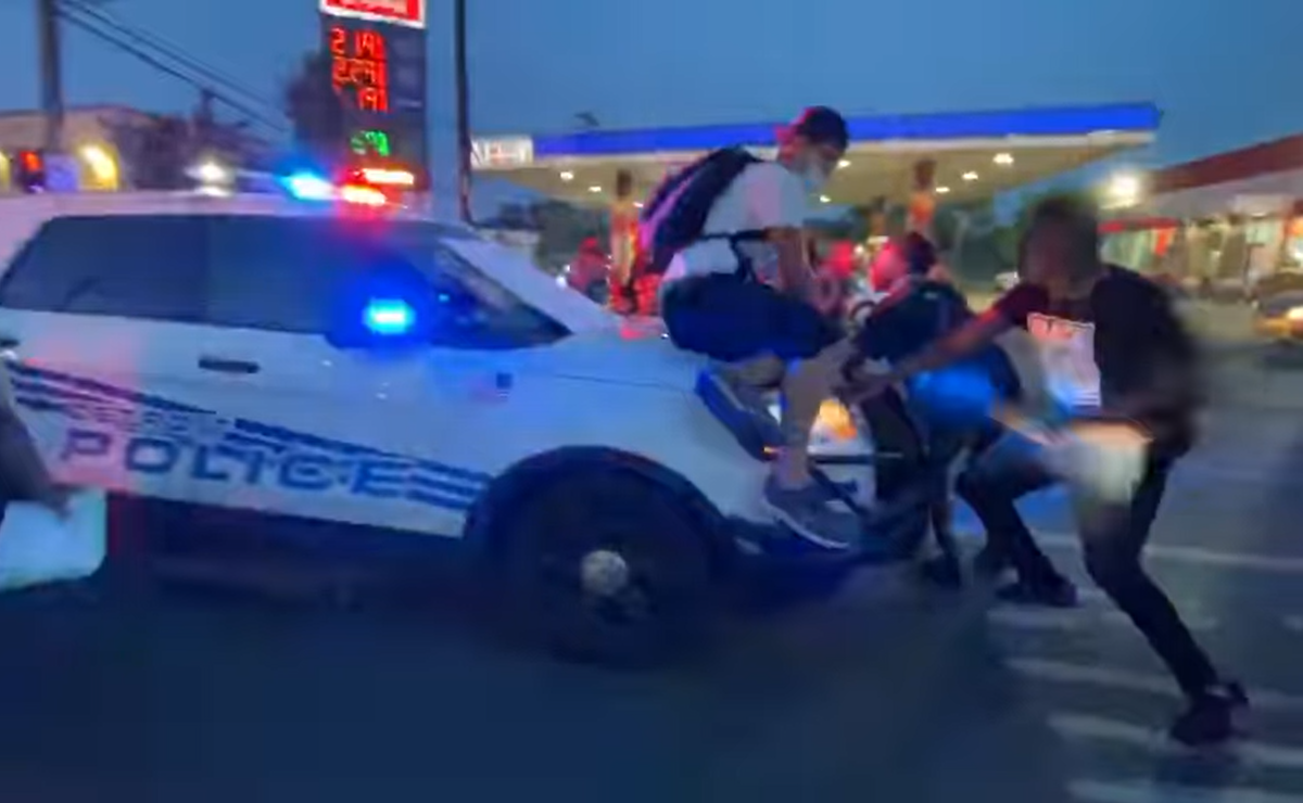 Policías arrollan a manifestantes con patrulla en Detroit