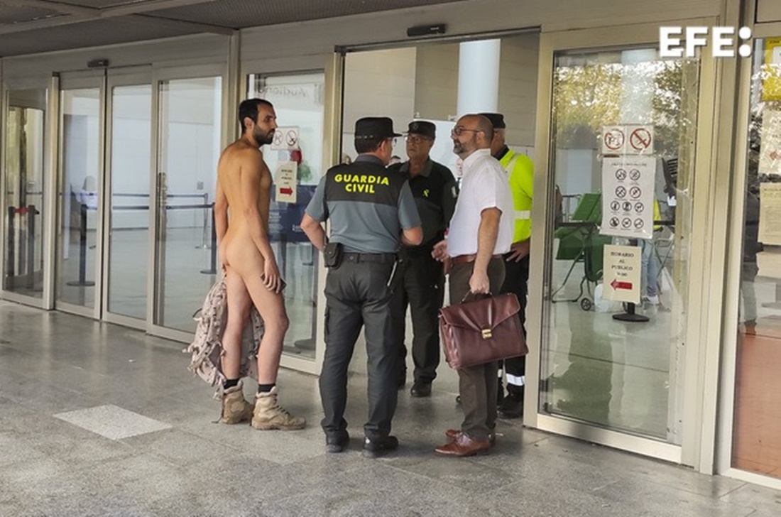 Hombre intenta entrar desnudo a un juzgado, en España. “No es obsceno”, alega