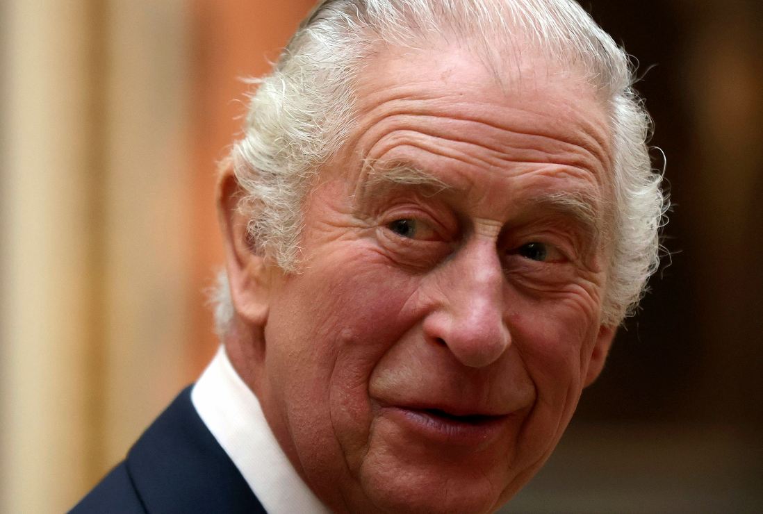 Carlos III, de los reyes más excéntricos: viaja con su oso de peluche y su propio WC