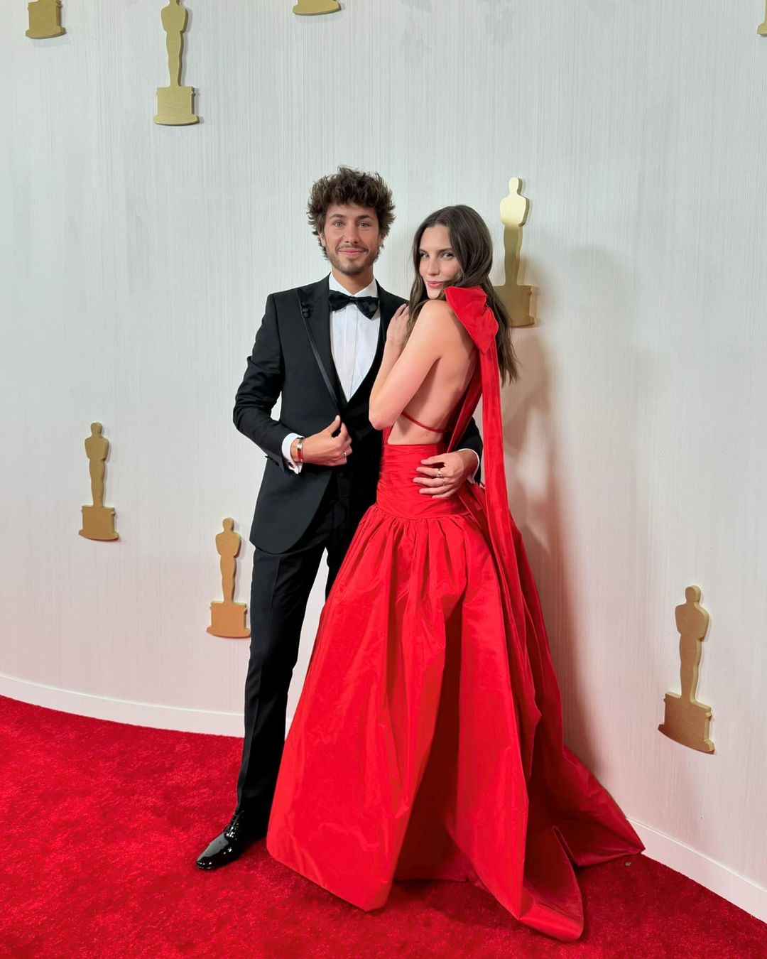 Los looks de Juanpa Zurita y Macarena Achaga en los Premios Oscar