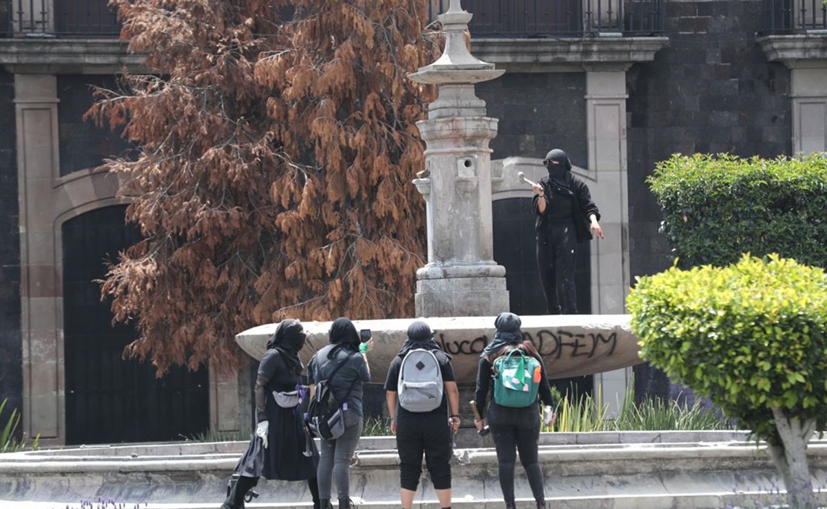 Encapuchadas destruyen fuente frente al Congreso del Edomex