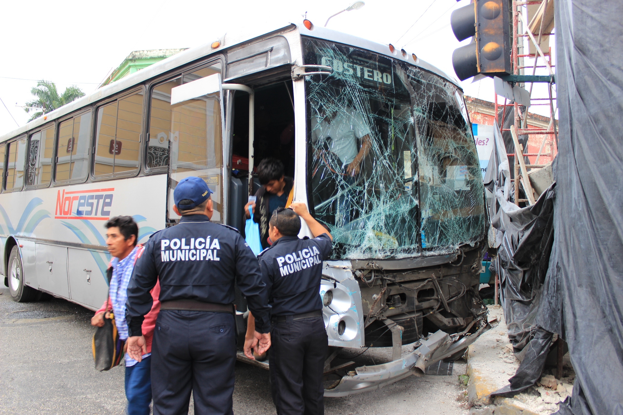Choque de dos autobuses deja 12 lesionados en Mérida