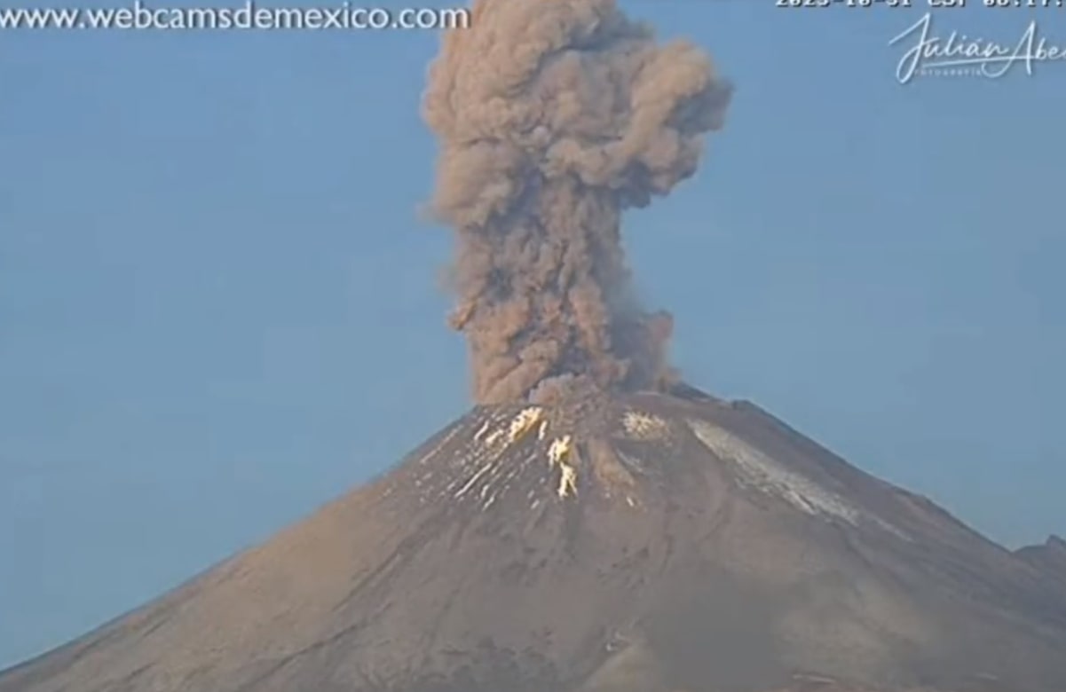 VIDEO: Amanece el Popocatépetl  con explosión y fumarola este 31 de octubre