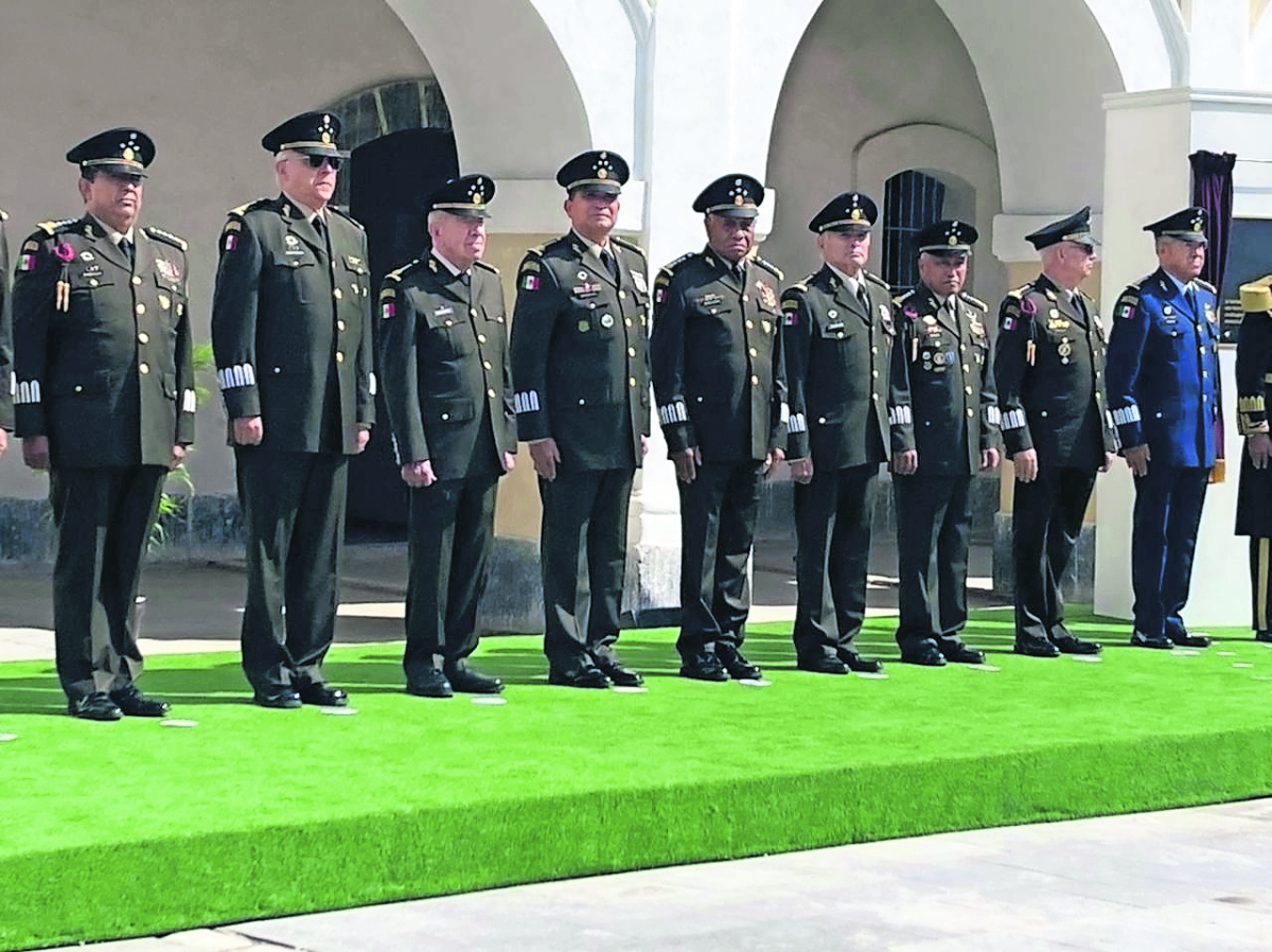 Festejo reúne a extitulares de Sedena