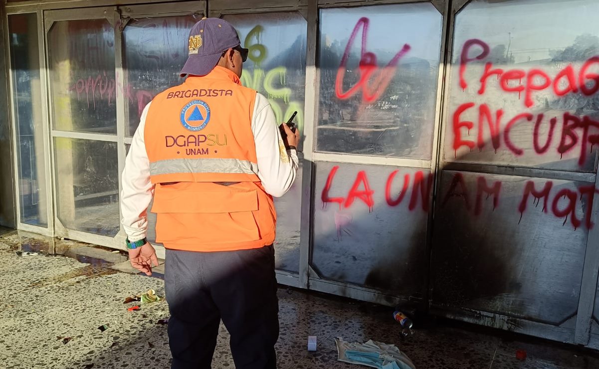 Encapuchados causan destrozos en la Torre de Rectoría de la UNAM