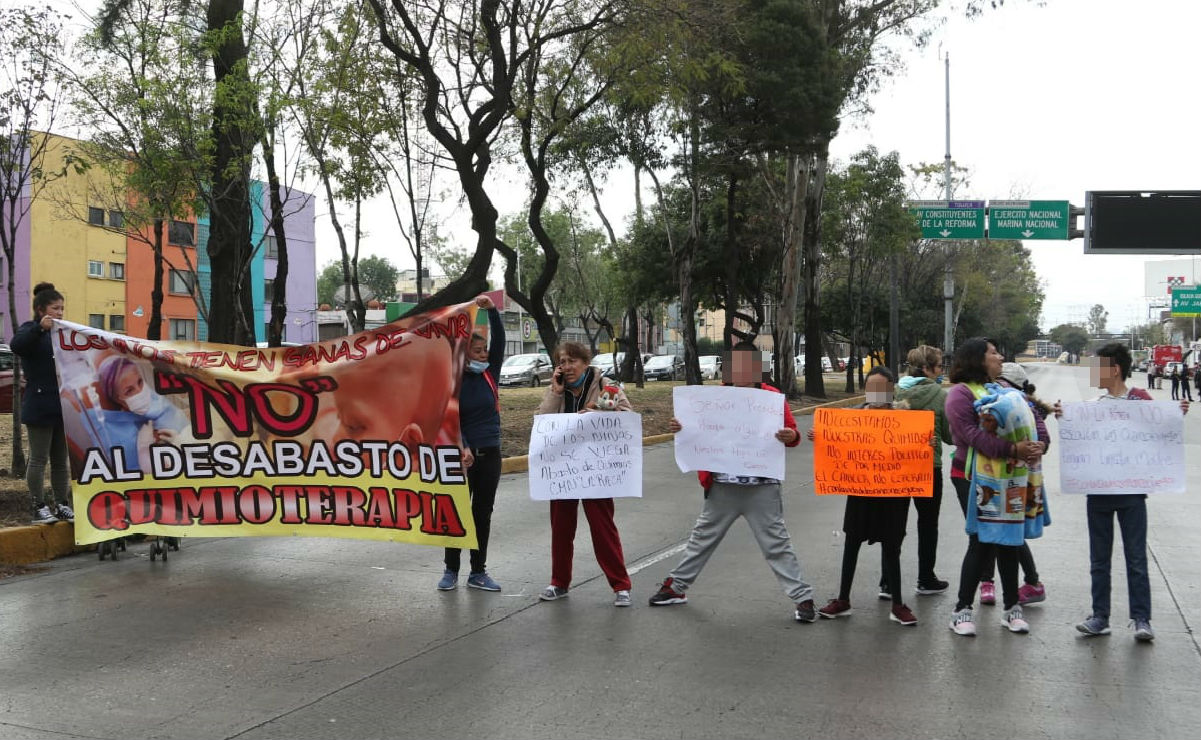 Padres de niños con cáncer bloquean Circuito Interior, a la altura de La Raza