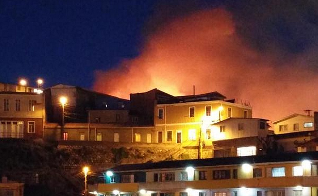 Declara Chile alerta roja por incendio en Valparaiso