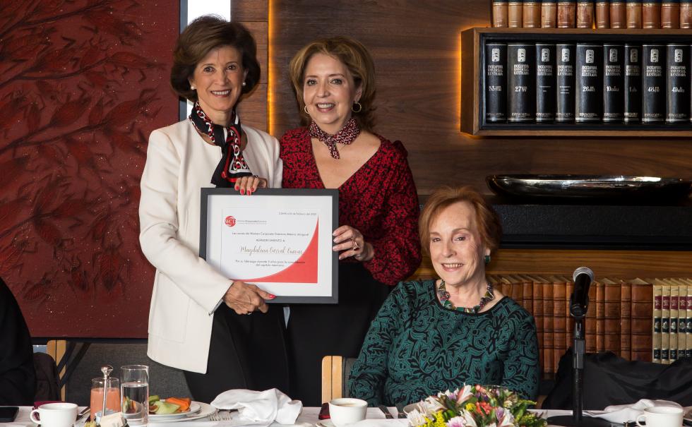 Magdalena Carral pasa la estafeta del Women Corporate Directors a Mónica Loaiza en desayuno de honor