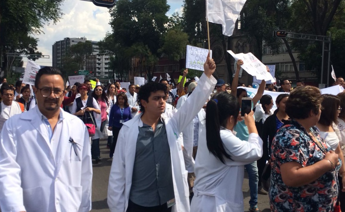 Empleados del sector salud protestan en la Ssa
