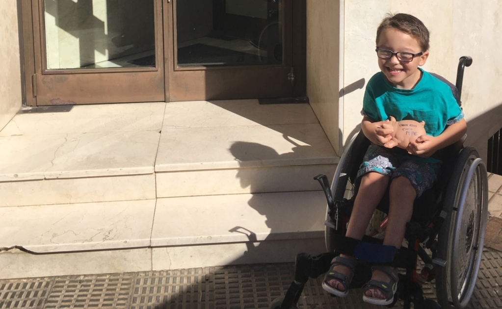 Niño con parálisis cerebral dona sus ahorros a investigación