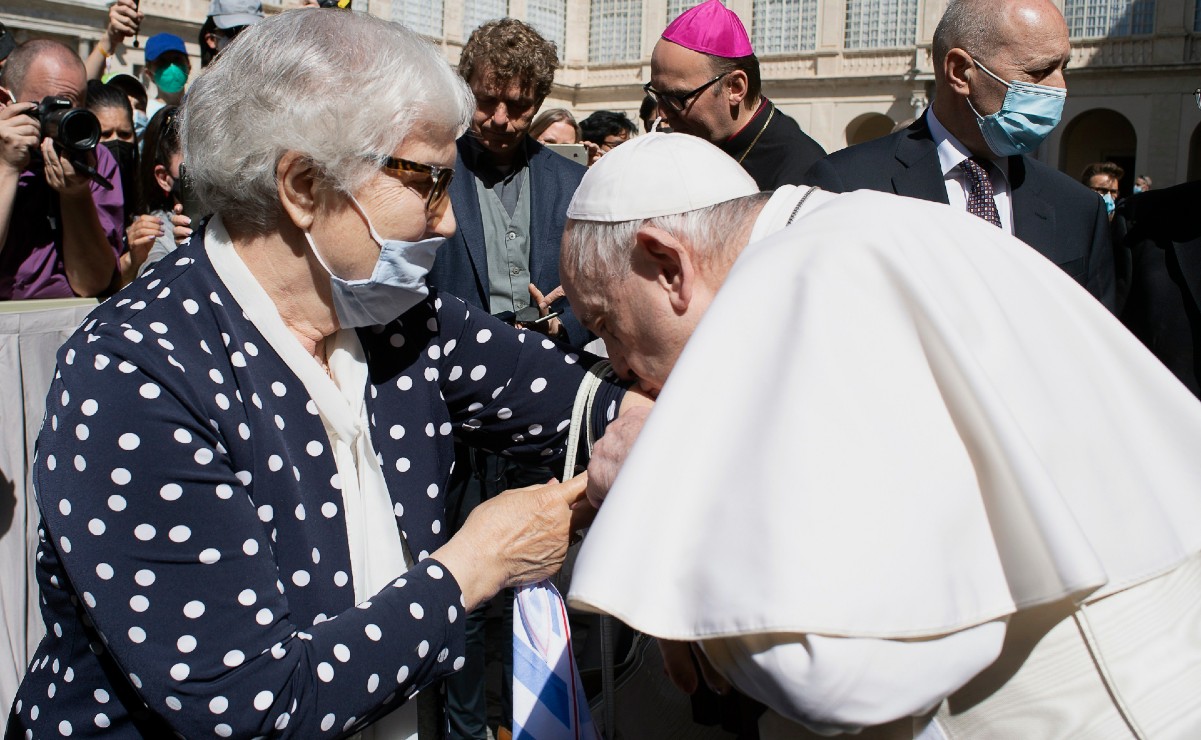 Papa Francisco besa el tatuaje de una sobreviviente del Holocausto