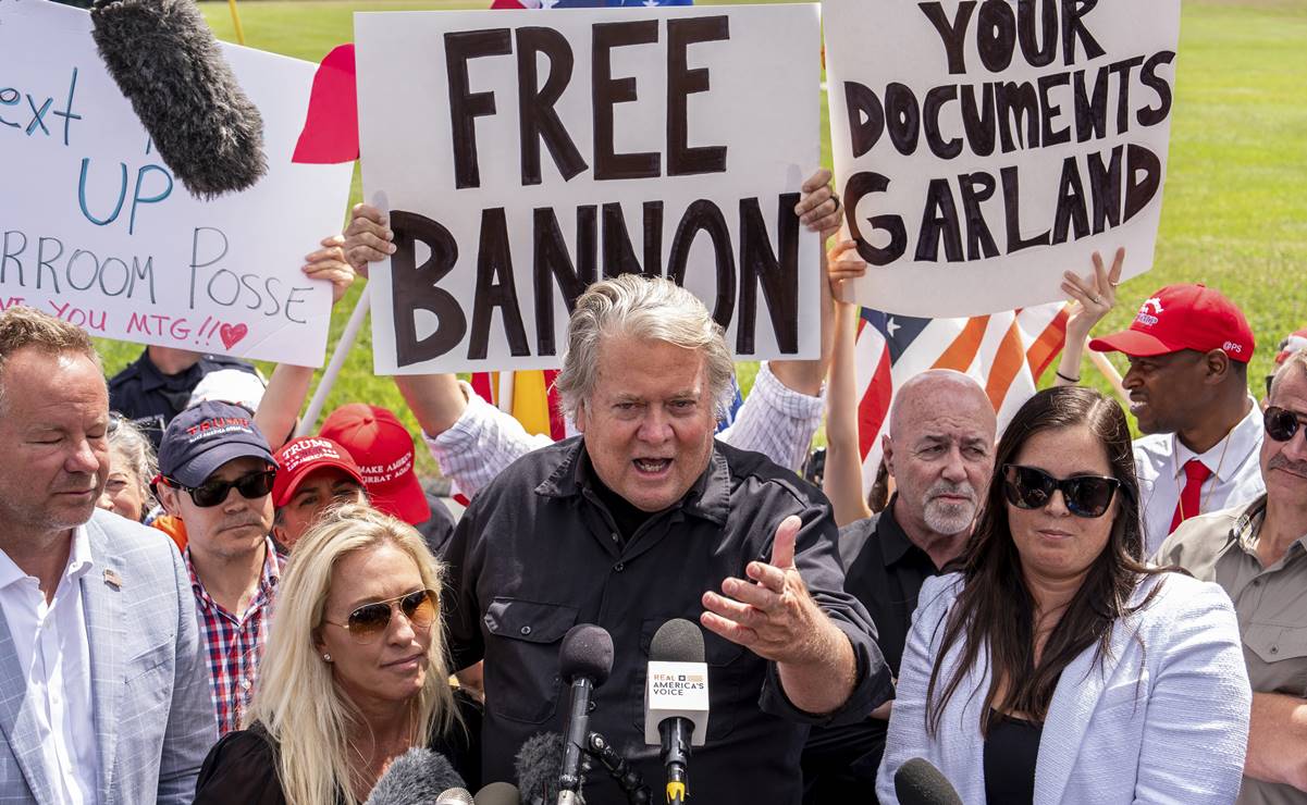 Steve Bannon, exasesor de Trump, ingresa a prisión para cumplir condena de 4 meses; se declara "prisionero político"