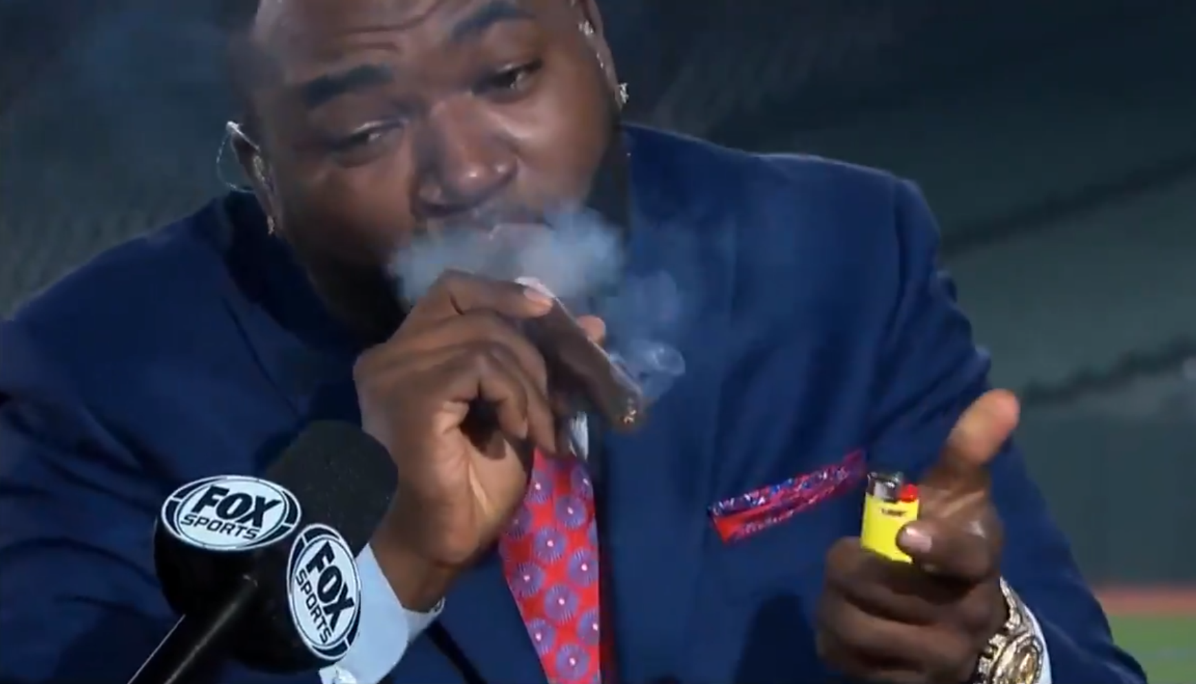 Big Papi fuma puro durante transmision de televisión