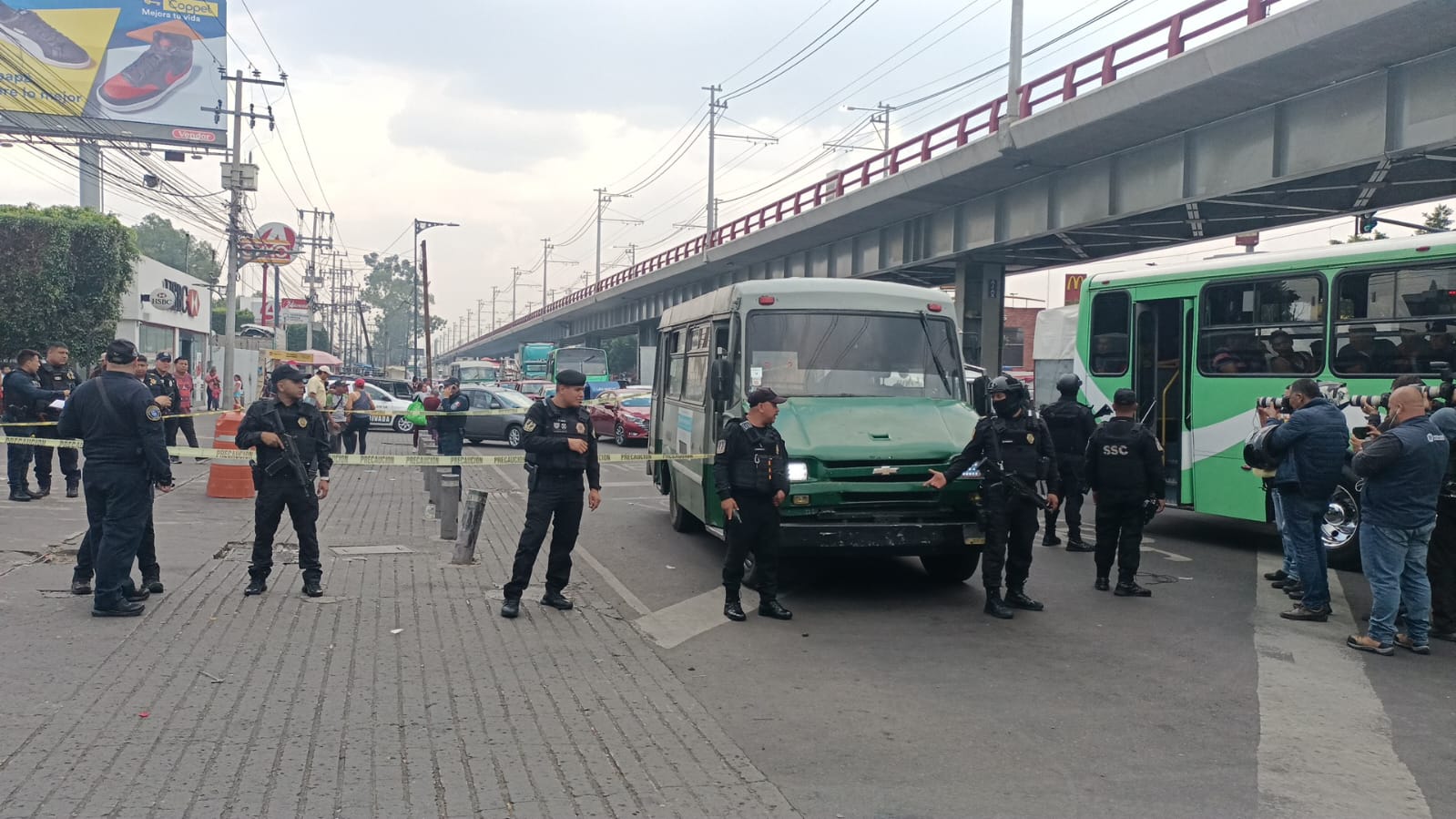 Matan a balazos a mujer a bordo de microbús en Calzada Ermita Iztapalapa: VIDEO