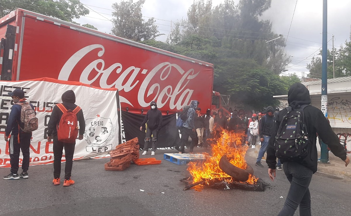 Detienen a 30 normalistas tras movilizaciones y toma de autobuses en Oaxaca