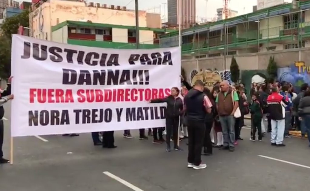 Padres de familia bloquean avenida Chapultepec por caso de alumna accidentada