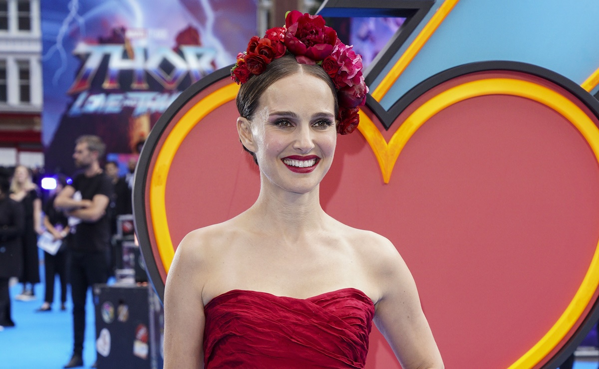 Como en desfile, Natalie Portman llega a premiere de Thor con minivestido rojo de lujo