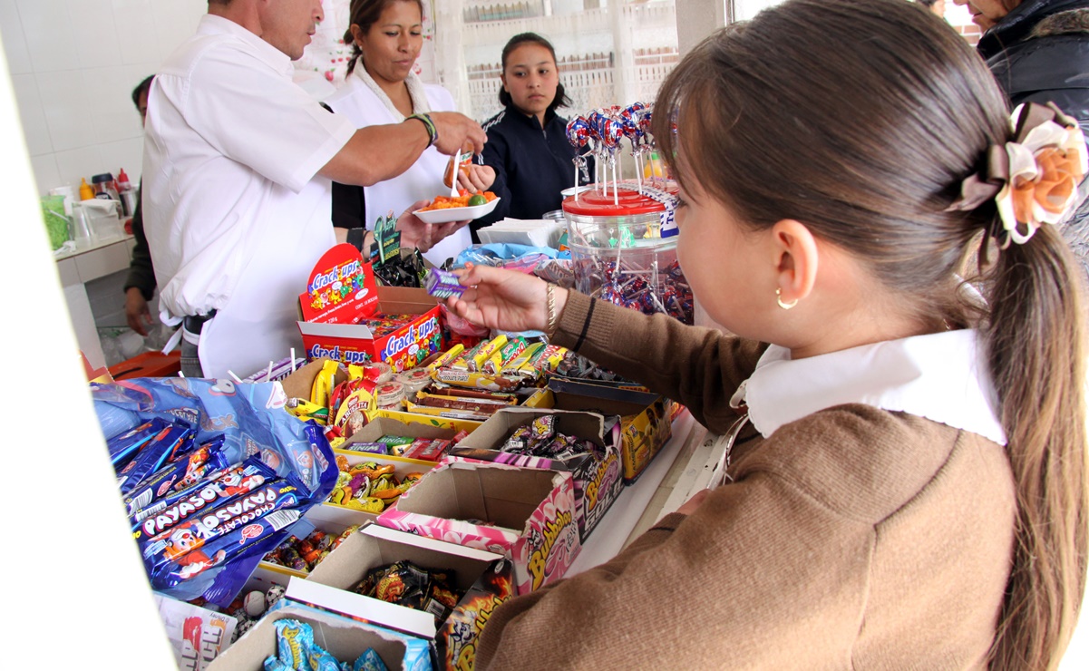 Avanza en Senado reforma para prohibir publicidad y venta de "chatarra" en escuelas 