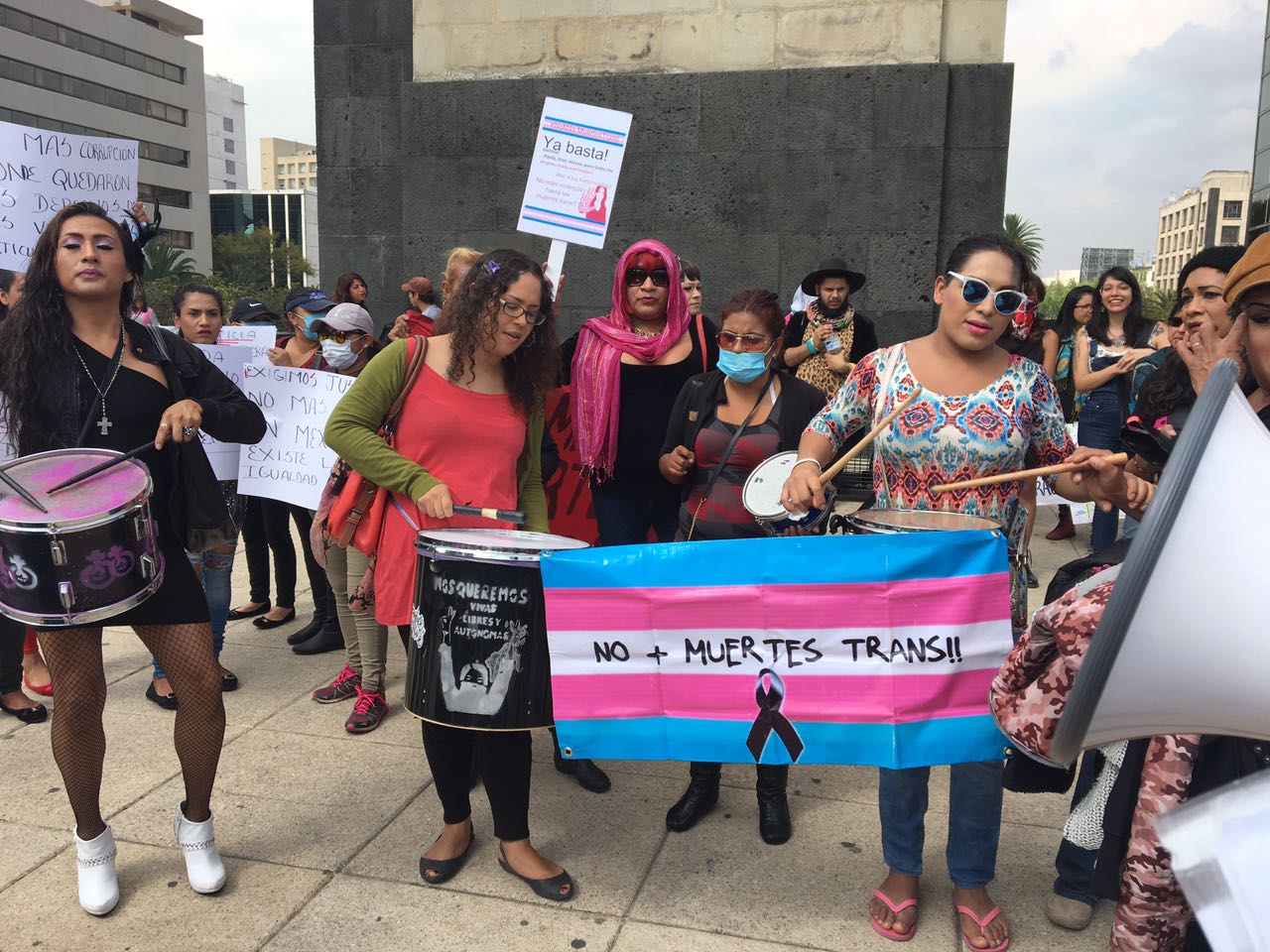 Comunidad transgénero protesta en el Monumento a la Revolución