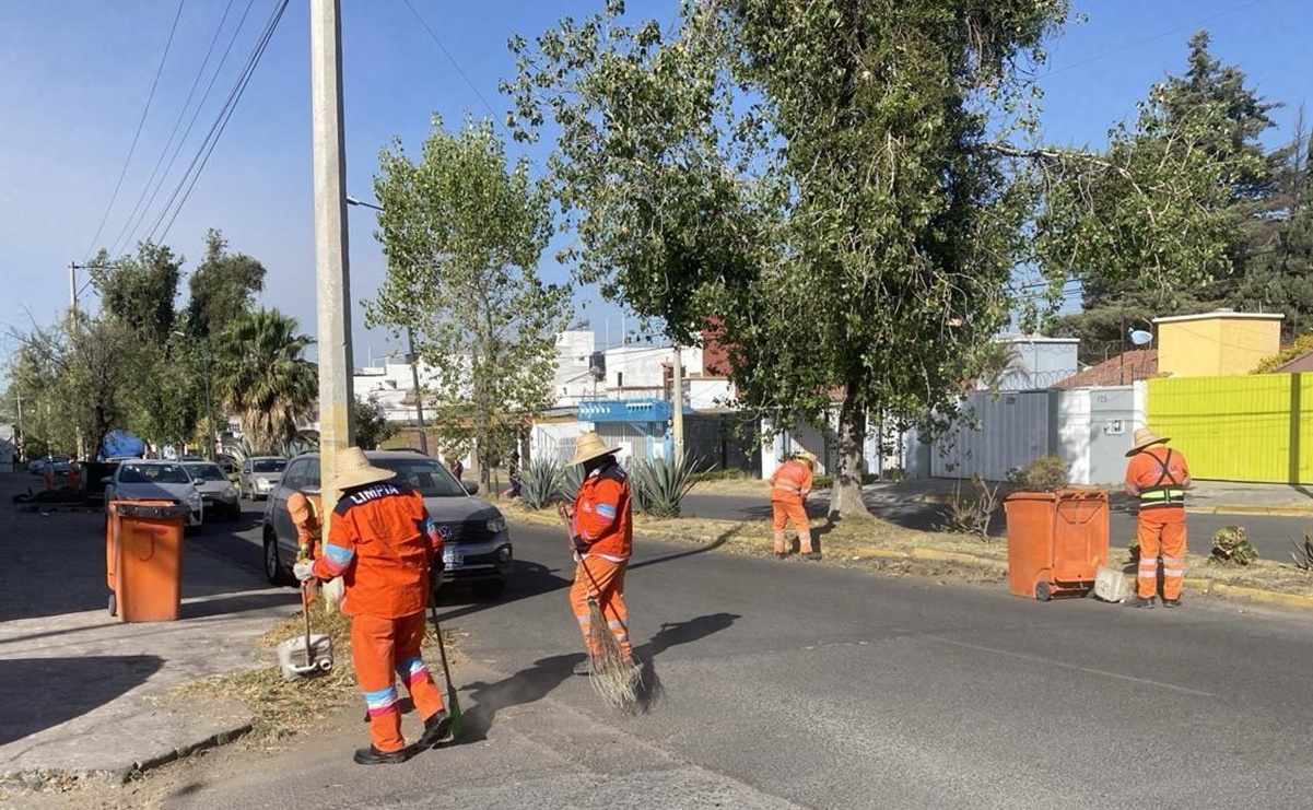 Recolectan 11 toneladas de ceniza del Popocatépetl en ciudad de Puebla
