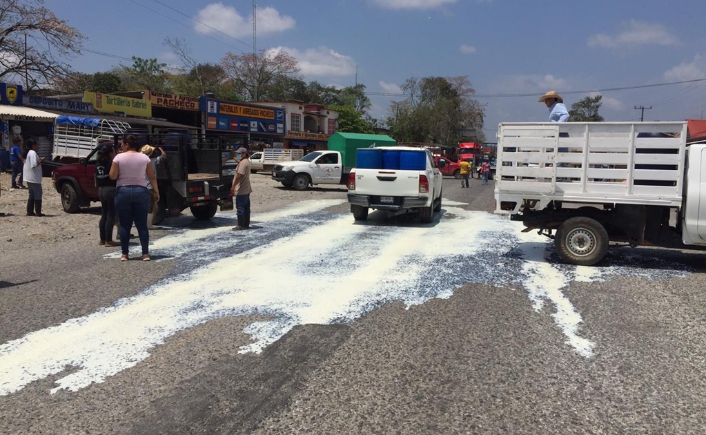Derraman litros de leche en Oaxaca en protesta por suspensión de compra de Liconsa