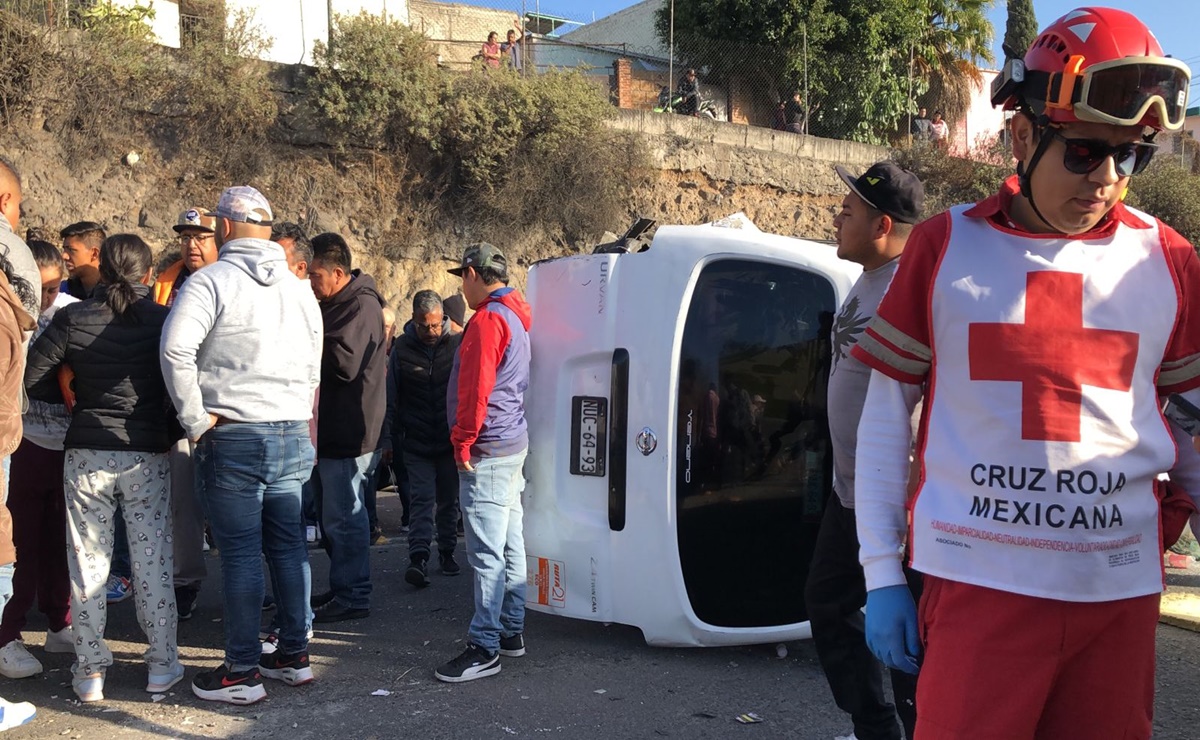 Vuelca camioneta de pasajeros en la carretera Naucalpan-Toluca; reportan varios heridos 