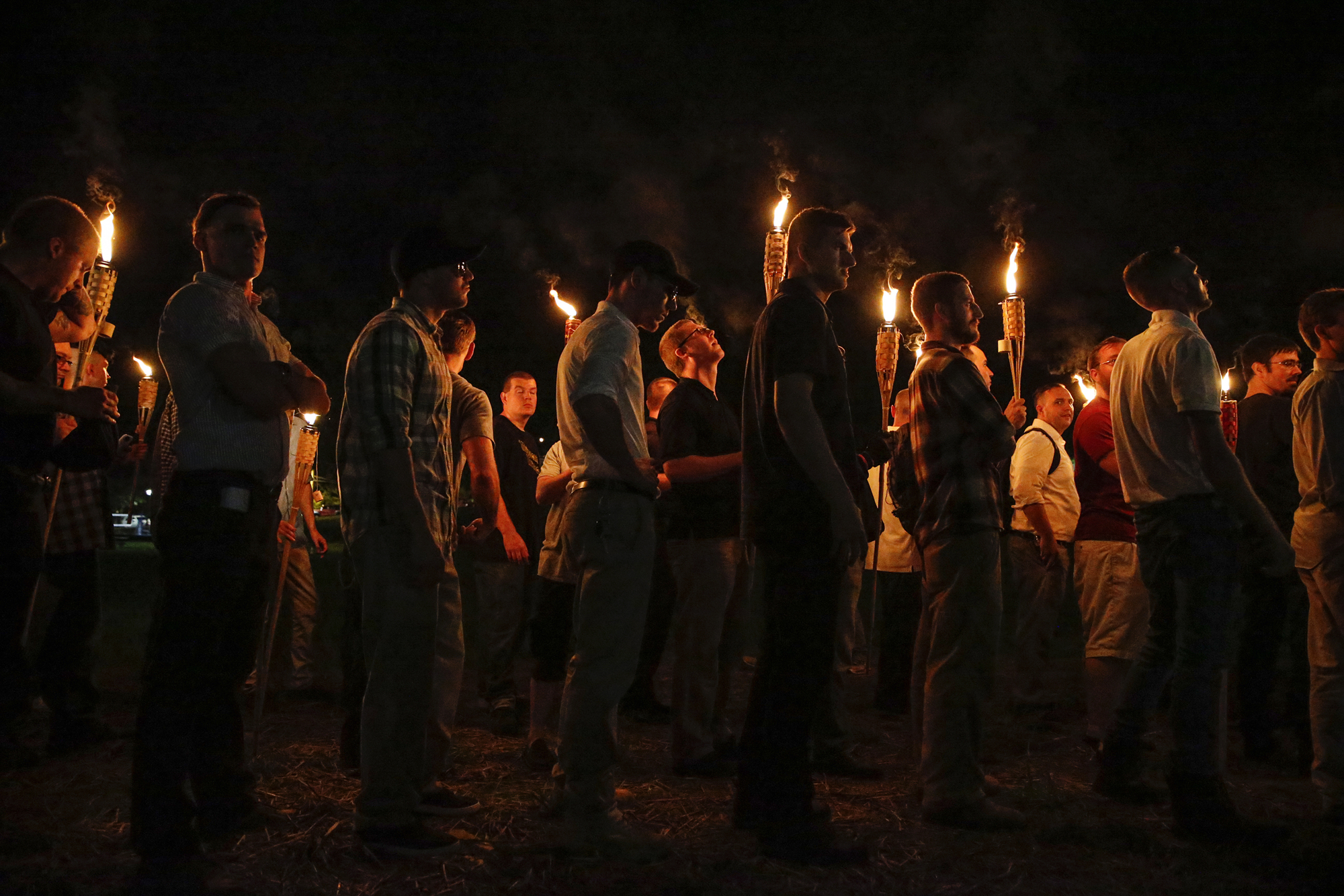 Piden a "nazis" y supremacistas no usar antorchas Tiki en sus protestas