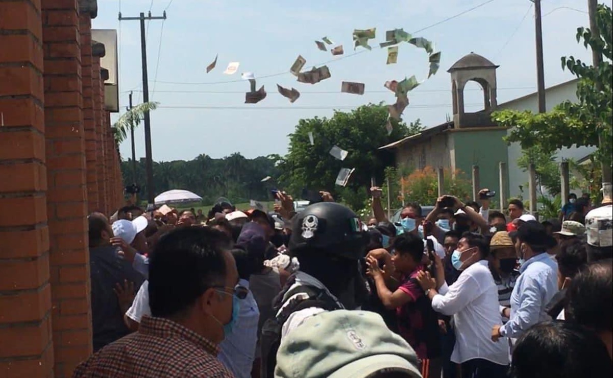 Golpean a mujeres en Tuxtepec, Oaxaca, por presunta compra de votos; dinero sale volando