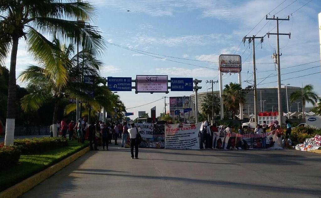 Protestan maestros en Acapulco contra evaluación