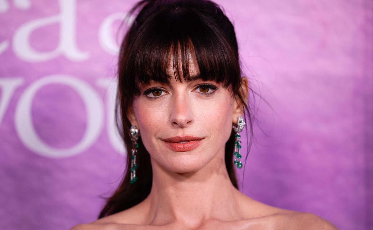 Anne Hathaway luce deslumbrante vestido rojo Versace