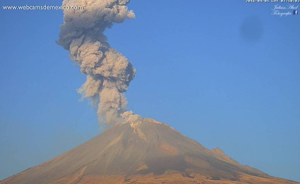 Amanecen “Popo” y Volcán de Colima con grandes exhalaciones