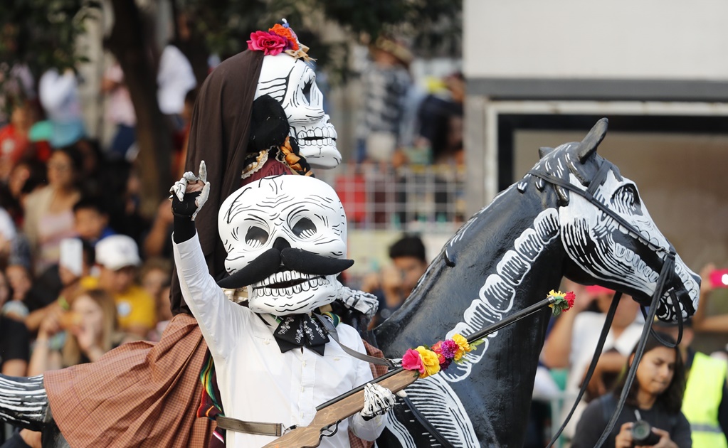 Alertan sobre cierres viales por desfile de Día de Muertos