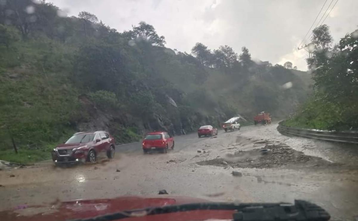 Deslizamiento de tierra causa avance lento en carretera Naucalpan-Toluca