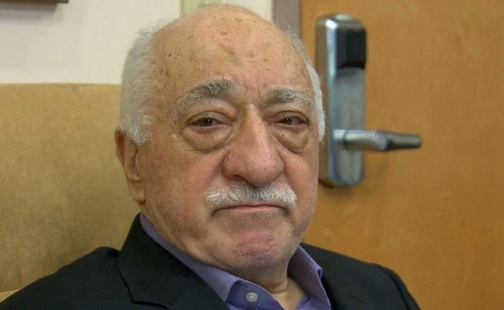 Turquía afirma que predicador Gülen podría huir de EU