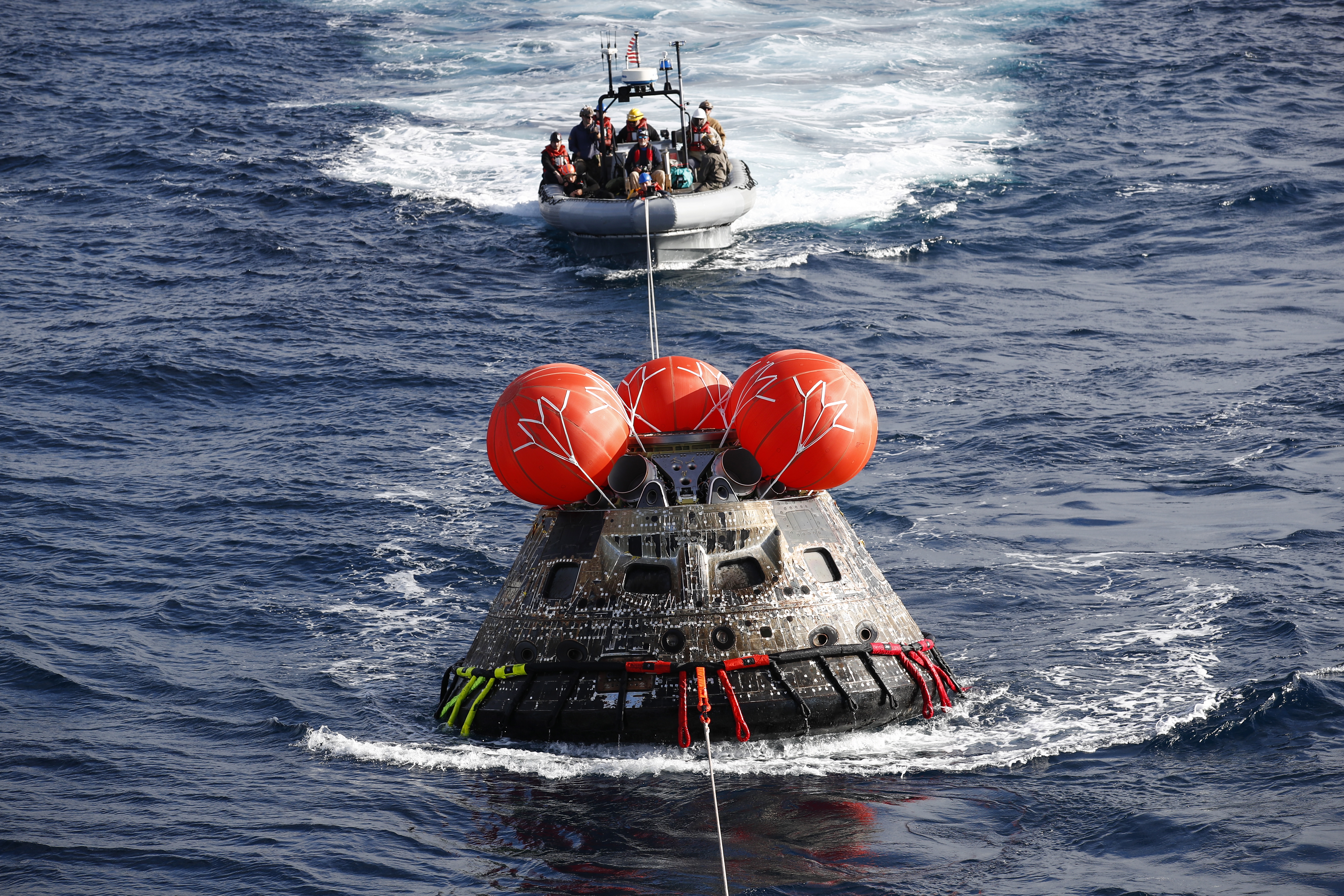 asteroide aterrizando en barco