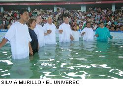 Masivo bautizo en el coliseo Paladines Polo | Sociedad | La Revista | Universo