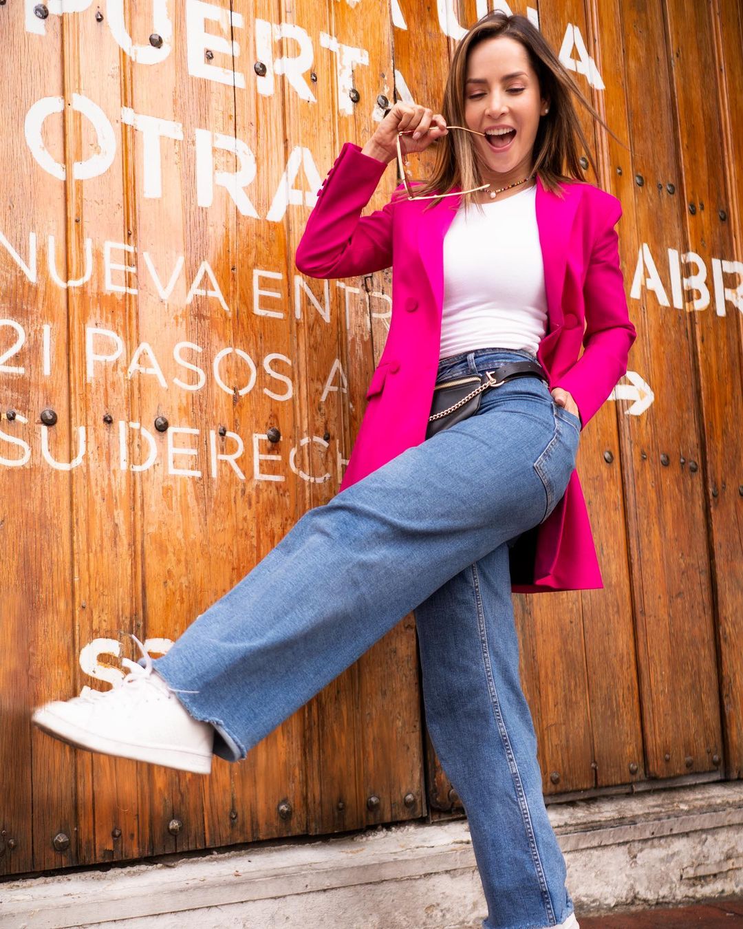 Carmen Villalobos canta como Ángela Aguilar junto al “Titi” y luce su  esbelta figura en un ajustado traje típico de mariachi mexicano en un rojo  vibrante | Gente | Entretenimiento | El Universo