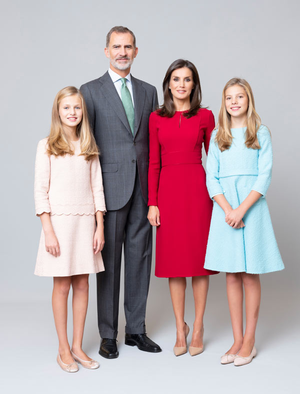 expandir seno Experimentar La reina Letizia de España sorprende con su vestuario para unas nuevas  fotografías oficiales | Moda | La Revista | El Universo