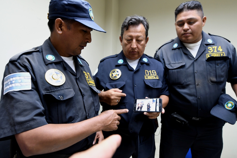 Policías nacionales y guardias civiles suspiran por las extensibles que ya  usan sus homólogos municipales y autonómicos - h50