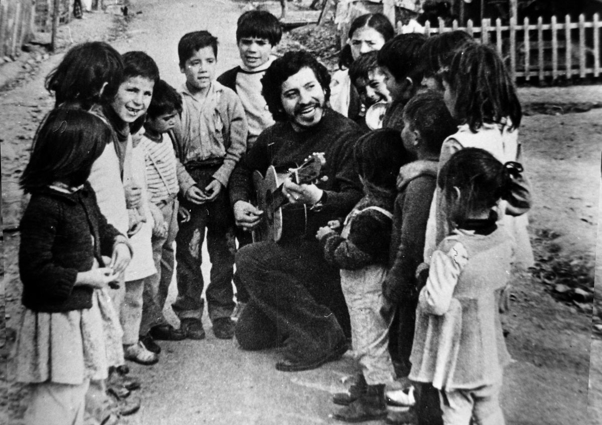 Familia de Víctor Jara demanda a militar acusado de asesinarlo