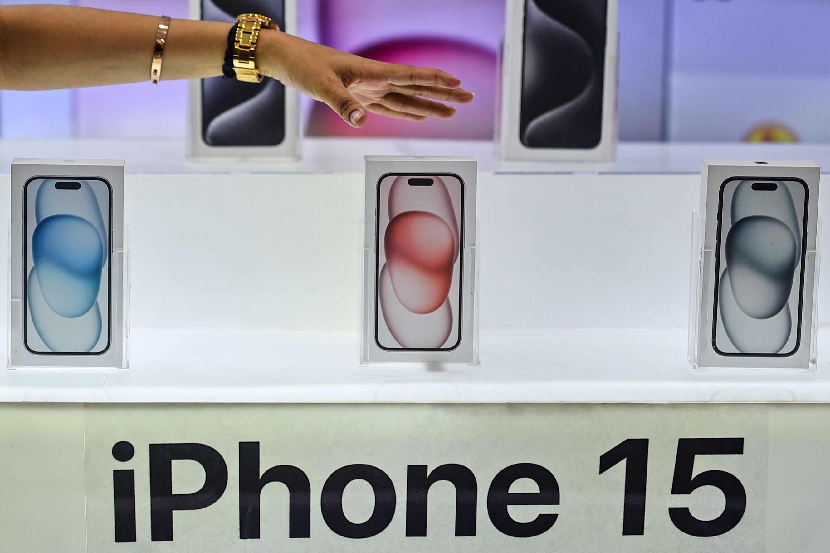 Hoy salen a la venta los iPhone 15: cómo comprarlos más baratos y